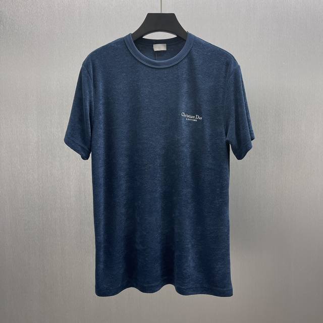 Cd 毛圈面料刺绣T恤 Size: S-Xl 这款 Christian Dior Couture 恤是二零二五秋季男装系列新品，致敬 Dior 传承。采用蓝色棉