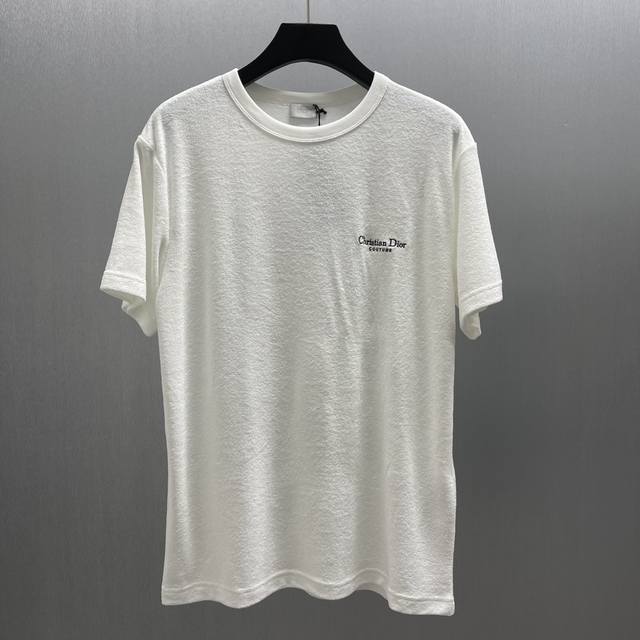 Cd 毛圈面料刺绣T恤 Size: S-Xl 这款 Christian Dior Couture 恤是二零二五秋季男装系列新品，致敬 Dior 传承。采用白色棉