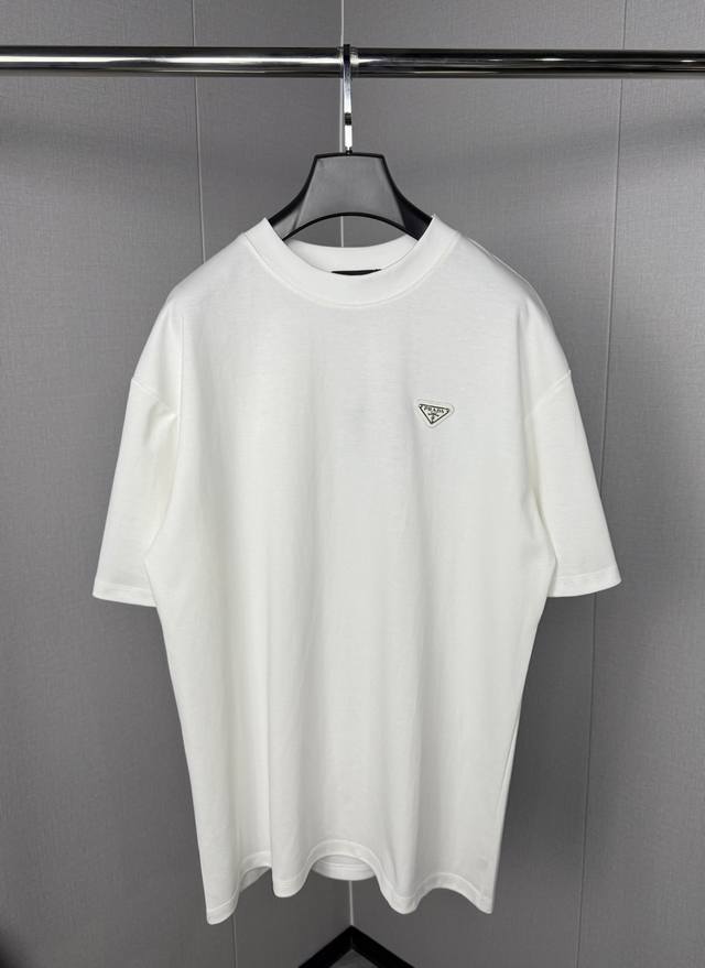 Prada 普拉达新款三角标圆领T恤 定制面料 手工裁剪对位绣花 独家定制哑光线绣 男女同款 黑白2色 S-Xl