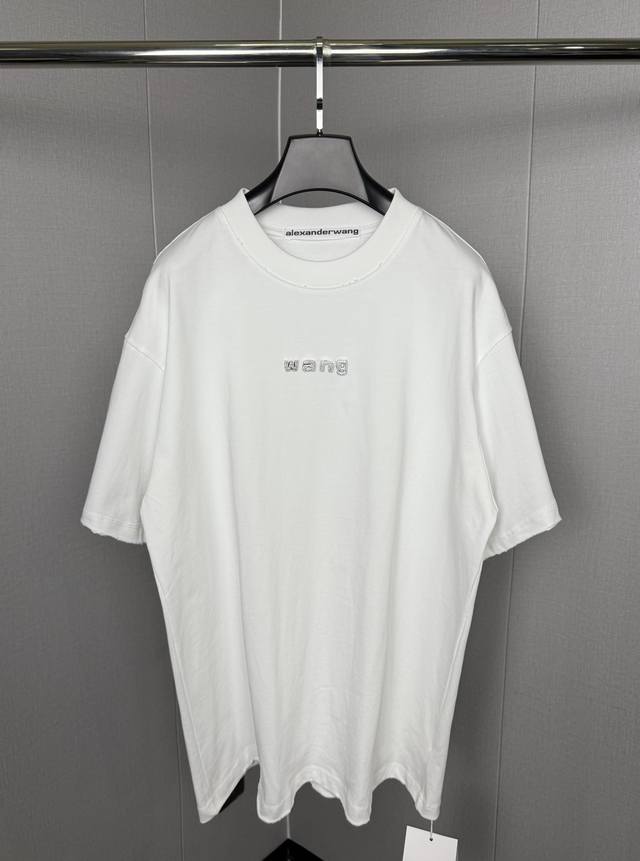 Alexanderwang亚历山大王圆领半袖T恤 正面手工串珠“Wang”320G高克重，工艺洗水处理 面料预缩 对位整齐 四面领口挑破 宽松版型。 男女同款
