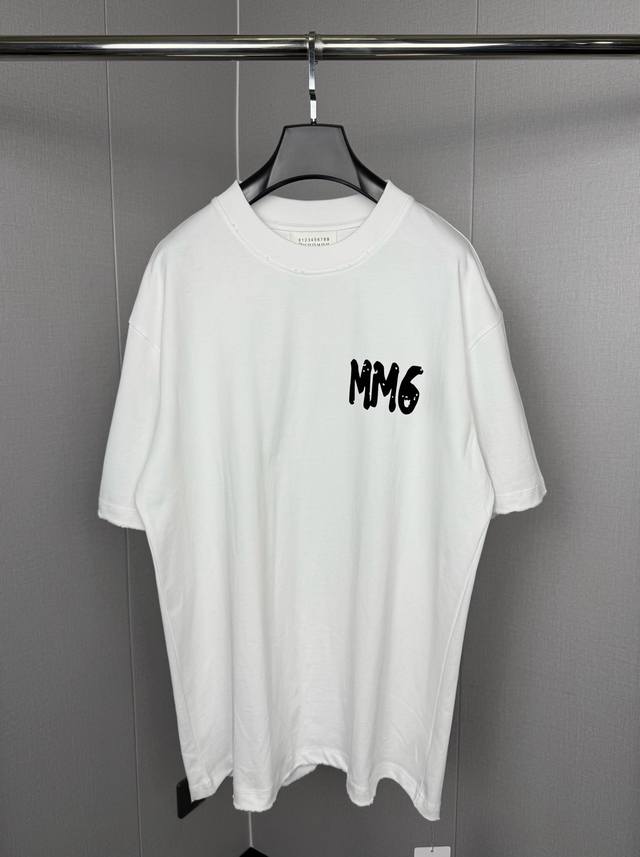 Mm6 马吉拉25S蛇年新款圆领半袖T恤 植绒贴片Logo，320G高克重，工艺洗水处理 面料预缩 对位整齐 无毛边 效果立体 字母清晰 宽松版型。 男女同款