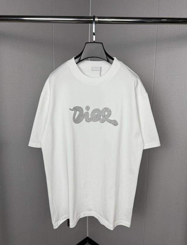 Dior 迪奥25Ss蛇年新款圆领半袖T恤 25新款 胸前蛇年经典图案Logo 320G高克重 三本针走线 水洗预缩 宽松版型 男女同款 黑白2色 尺码:S-X