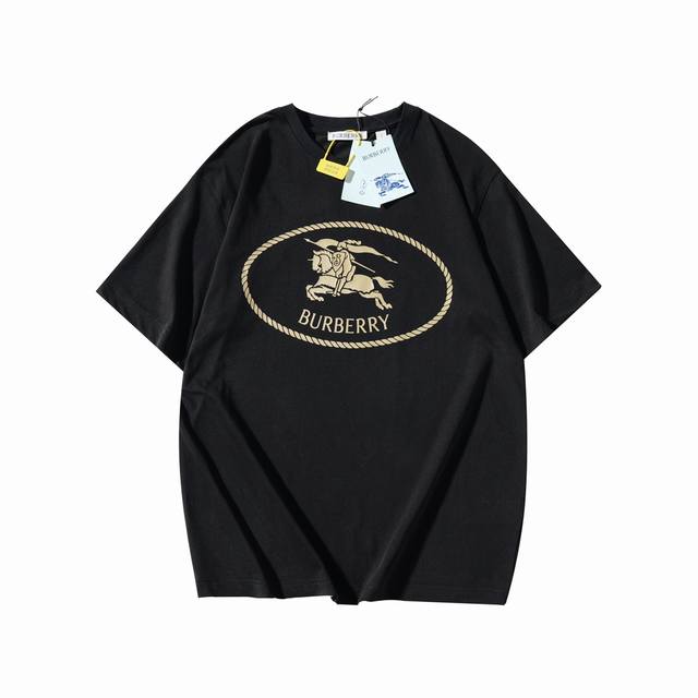 Bbr 2025新款 发泡战马印花短袖 T恤衫选用轻盈平织棉面料制成，呈现常规版型。背部印花灵感来自 20 世纪上半叶的品牌典藏目录，融入马术骑士徽标，交织环绕