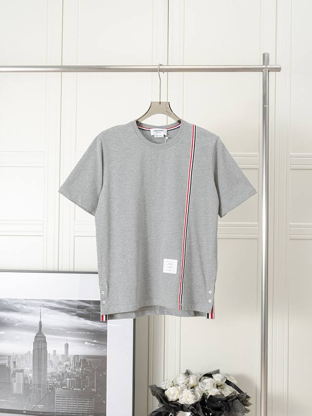 侧边织带标短袖 Thom Browne Tb短袖 侧边织带标圆领纯棉T恤短袖上衣 Tb前幅侧边织带标纯棉双纱双股圆领套头夏季短袖T恤 采用定制预缩纯棉面料 生产