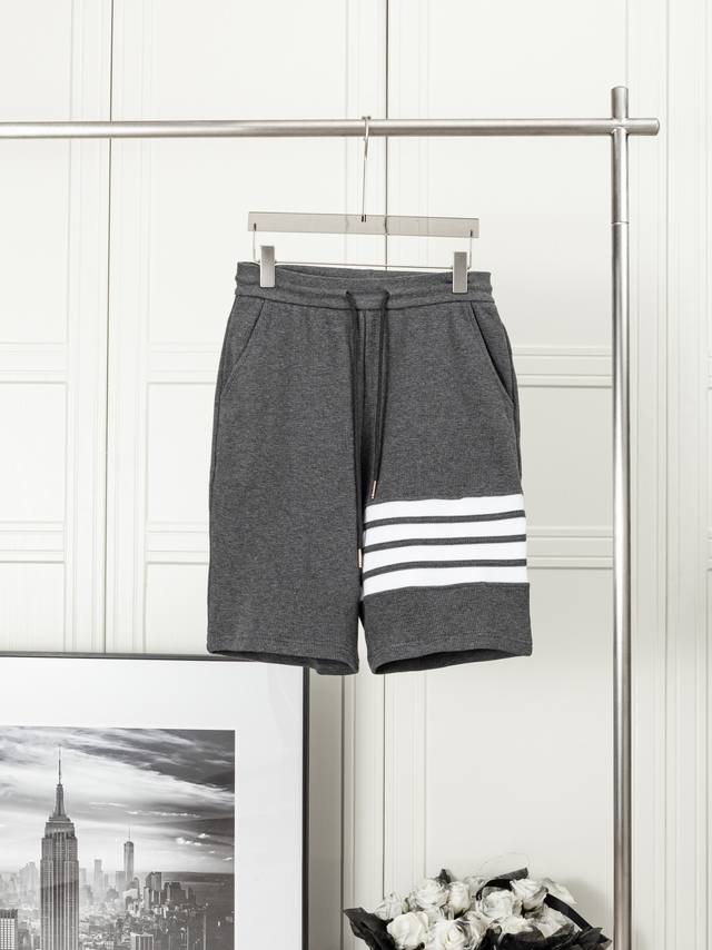 华夫格四杠休闲短裤 Thom Browne 华夫格四杠休闲短裤 Tb的东西最难搞的就是它的面料了.市场上绝对不会有一样的.当然这款是尤其特殊了.对于品牌来说它也