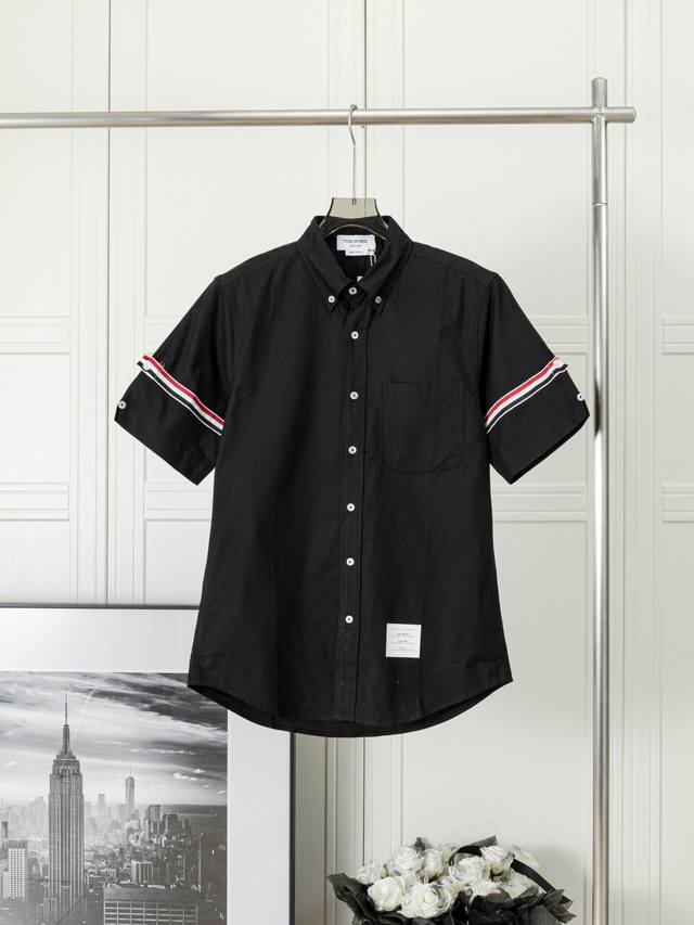 双袖织带牛津纺短袖衬衫 Thom Browne 汤姆布朗 万年经典双袖标牛津纺短袖衬衫 高精定制正品牛津纺 进口正品织带 采用进口设备缝制 针距细密 高清还原细
