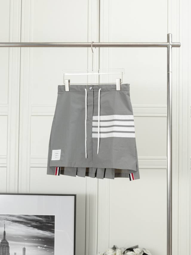 四杠梭织百褶裙 Thom Browne:四杠梭织百褶短裙 1:1 原版定制面料 辅料 颜色: 灰色 藏青色 尺码：123 码
