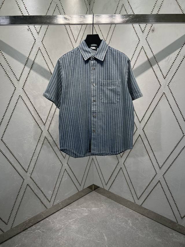 迪奥 25Ss新款 Christian Dior Couture 短袖衬衫是二零二五秋季男装系列新品，重新演绎 Dior 的剪裁风格。采用蓝色条纹棉质斜纹面料精