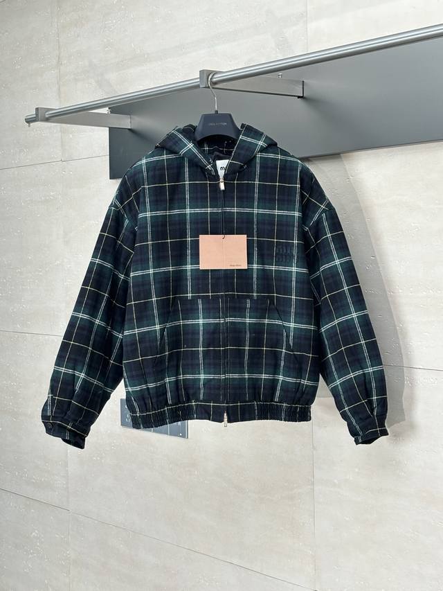 Miumiu* 缪缪 25Fw 绿格纹连帽棉服 原30,900购入，定制色织格纹面料，纱线颜色调色多次，对格立体剪裁，对位排版剪裁，红外线激光定位裁剪，人工定位