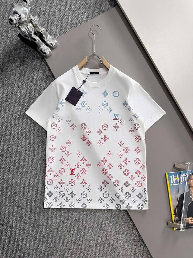 Lv 驴家 2025新款 轻奢主义 渐变植绒四叶草字母Logo 男女同款 短袖T恤 定制260克100％双纱纯棉面料 定染32支双股螺纹 领标吊牌主唛三标齐全