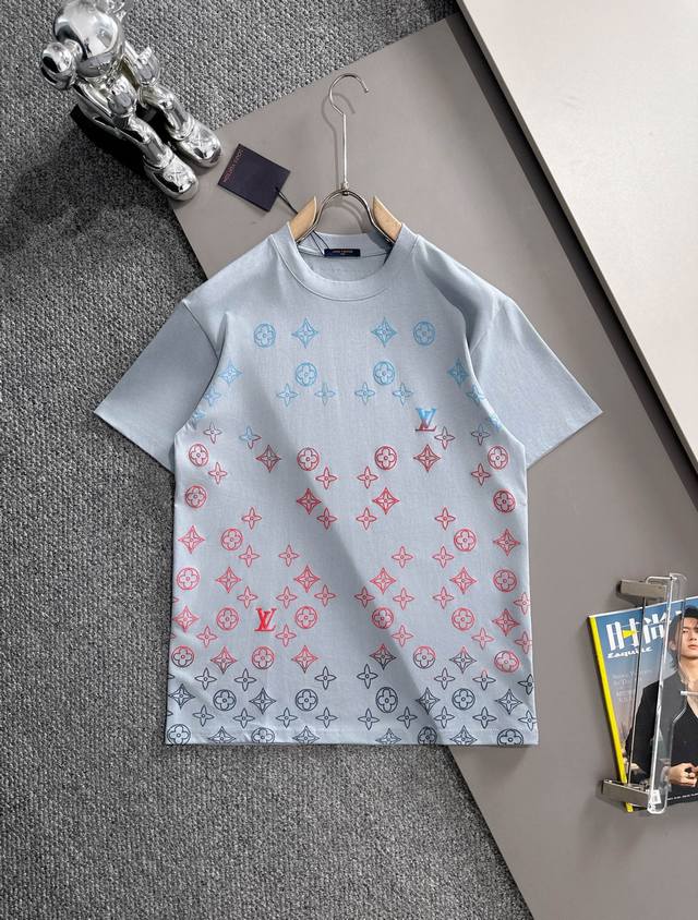 Lv 驴家 2025新款 轻奢主义 渐变植绒四叶草字母Logo 男女同款 短袖T恤 定制260克100％双纱纯棉面料 定染32支双股螺纹 领标吊牌主唛三标齐全