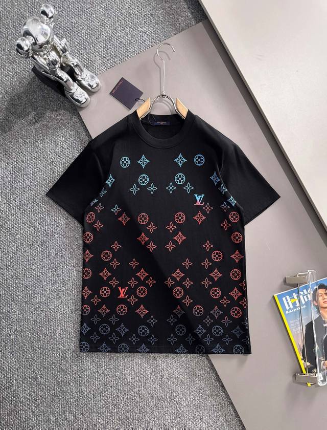 Lv 驴家 2025新款 轻奢主义 渐变植绒四叶草字母Logo 男女同款 短袖T恤 定制260克100％双纱纯棉面料 定染32支双股螺纹 领标吊牌主唛三标齐全
