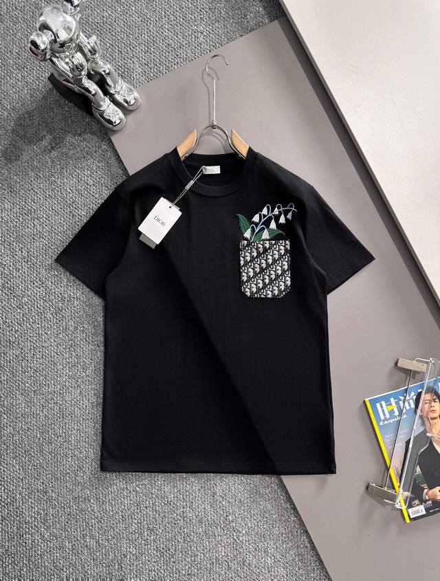 Dior 迪奥 2025新款 贴布口袋 绿叶刺绣 后背植绒Cd字母Logo 男女同款 短袖T恤 定制260克100％双纱纯棉面料 定染32支双股螺纹 领标吊牌主