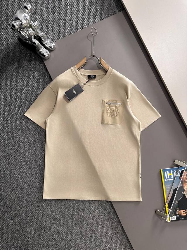 Fendi 芬迪 2025新款 梭织拉链口袋拼接 后背植绒双F字母Logo 男女同款 短袖T恤 定制260克100％双纱纯棉面料 定染32支双股螺纹 领标吊牌主