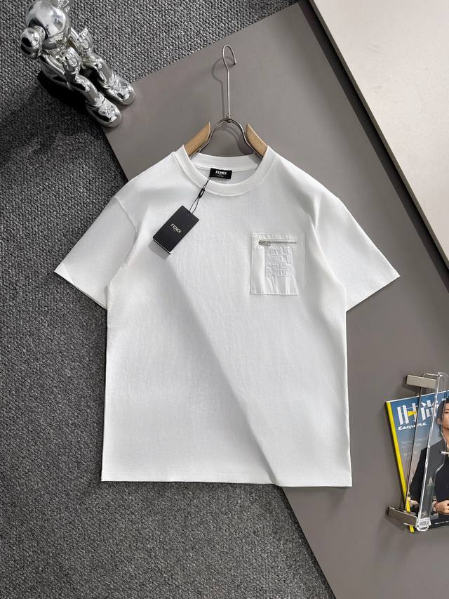 Fendi 芬迪 2025新款 梭织拉链口袋拼接 后背植绒双F字母Logo 男女同款 短袖T恤 定制260克100％双纱纯棉面料 定染32支双股螺纹 领标吊牌主