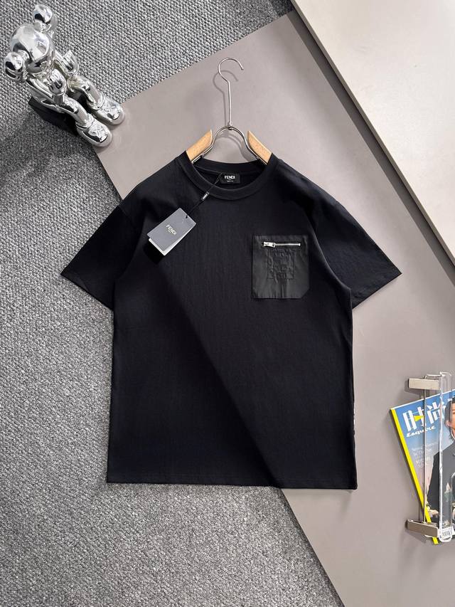 Fendi 芬迪 2025新款 梭织拉链口袋拼接 后背植绒双F字母Logo 男女同款 短袖T恤 定制260克100％双纱纯棉面料 定染32支双股螺纹 领标吊牌主