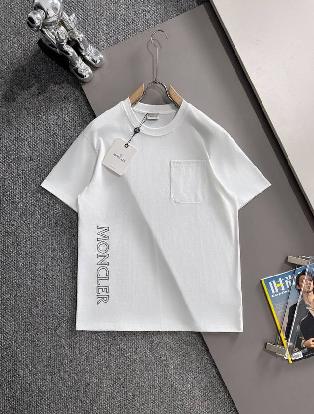 Moncler 蒙口 2025新款 梭织口袋拼接 镂空刺绣字母Logo 男女同款 短袖T恤 定制260克100％双纱纯棉面料 定染32支双股螺纹 领标吊牌主唛三