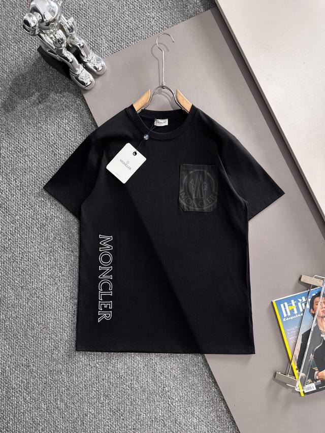 Moncler 蒙口 2025新款 梭织口袋拼接 镂空刺绣字母Logo 男女同款 短袖T恤 定制260克100％双纱纯棉面料 定染32支双股螺纹 领标吊牌主唛三