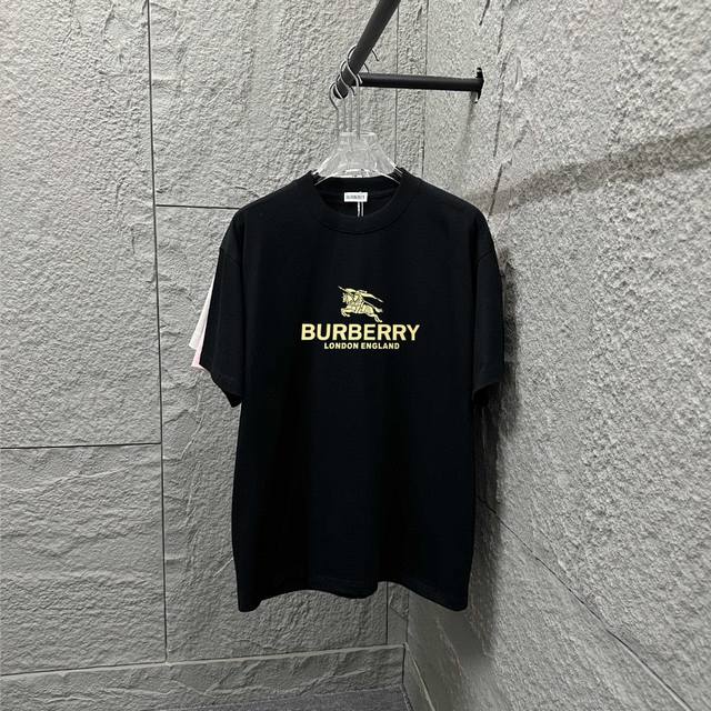 Bbr 巴宝*莉 2025春夏款 经典简约战马字母立体厚板硅胶 个性Logo 定制双纱平纹纯棉面料 短袖T恤 男女同款 颜色：黑色 白色 尺码： S 90-13