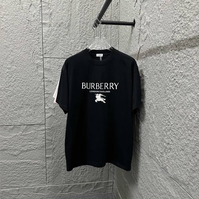 Bbr 巴宝*莉 2025春夏款 经典简约蓝色字母立体厚板硅胶 个性Logo 定制双纱平纹纯棉面料 短袖T恤 男女同款 颜色：黑色 白色 尺码： S 90-13