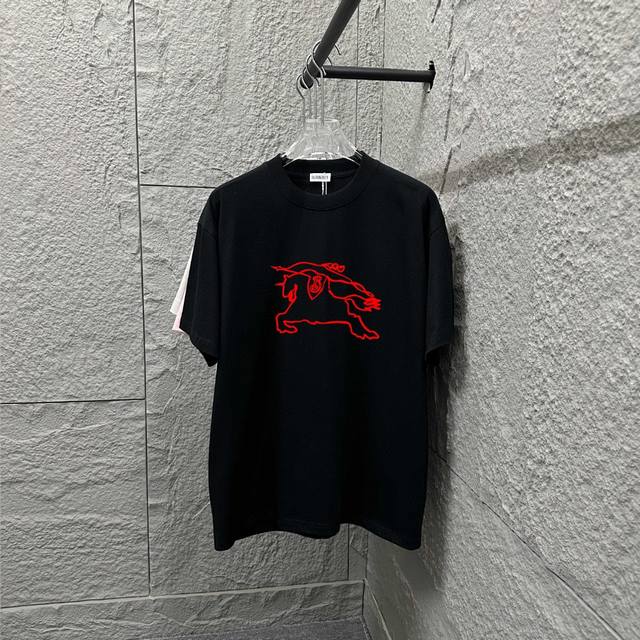 Bbr 巴宝*莉 2025春夏款 经典简约战马 立体厚板硅胶工艺 个性Logo 定制双纱平纹纯棉面料 短袖T恤 男女同款 颜色：黑色 白色 尺码： S 90-1