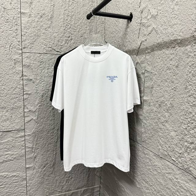 普拉*达 Prad* 2025春夏款 个性蓝色字母刺绣Logo 定制双纱平纹纯棉面料 短袖T恤 男女同款 颜色：黑色 白色 尺码： S 90-130斤 M 12