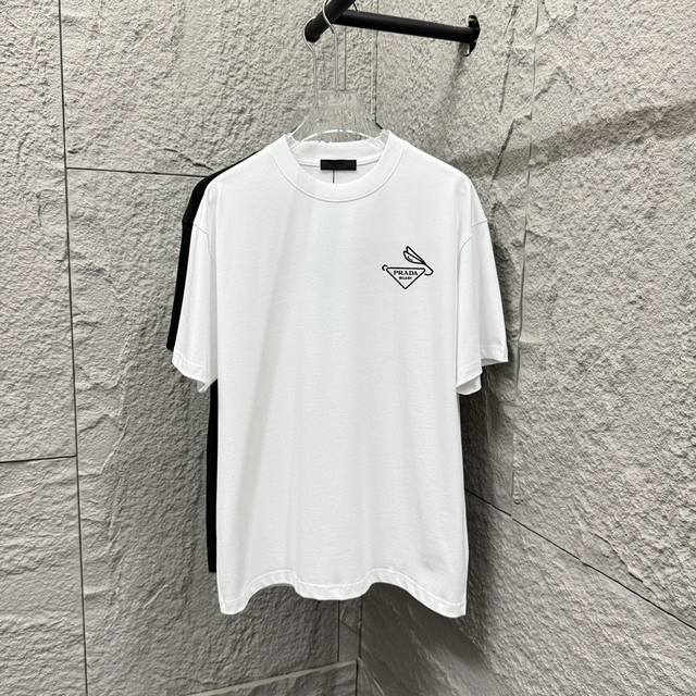 普拉*达 Prad* 2025春夏款 简约字母字母刺绣Logo 定制双纱平纹纯棉面料 短袖T恤 男女同款 颜色：黑色 白色 尺码： S 90-130斤 M 12