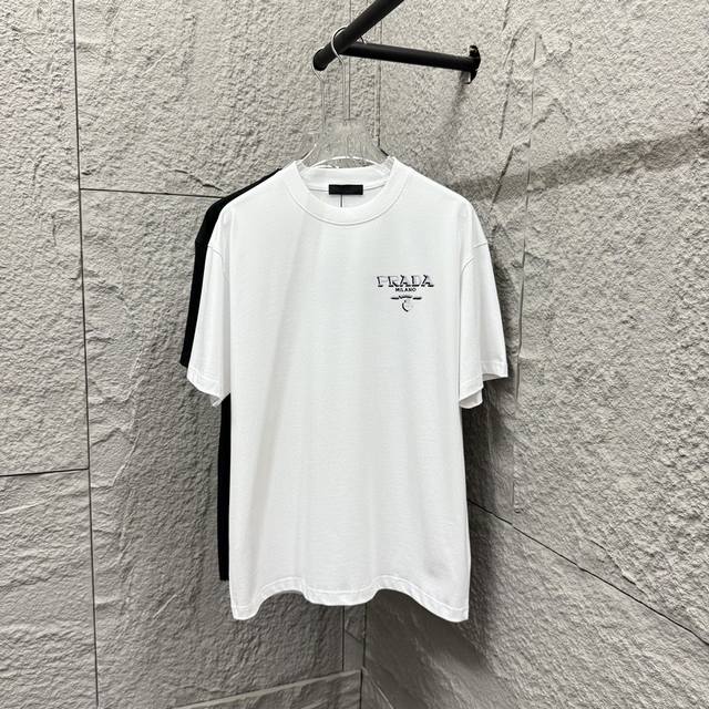普拉达*Prad* 2025春夏款 黑白双色字母刺绣 个性Logo 定制双纱平纹纯棉面料 短袖T恤 男女同款 颜色：黑色 白色 尺码： S 90-130斤 M