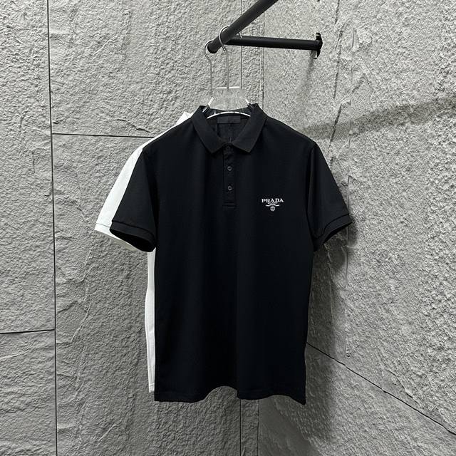 Prad*普拉*达 短袖Polo 2025春夏新款 简约字母小刺绣珠地面料 短袖Polo立领男女同款 尺码： M L Xl 2Xl 3Xl 颜色：黑色 白色
