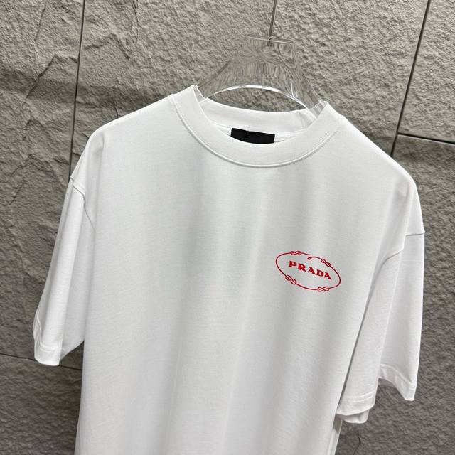 普拉达*Prad* 2025春夏款 画蛇添福经典字母小蛇环绕立体硅胶 个性Logo 定制双纱平纹纯棉面料 短袖T恤 男女同款 颜色：黑色 白色 尺码： S 90