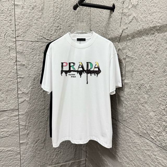 普拉*达 Prad* 2025春夏款 个性涂鸦字母印花Logo 定制双纱平纹纯棉面料 短袖T恤 男女同款 颜色：黑色 白色 尺码： S 90-130斤 M 12