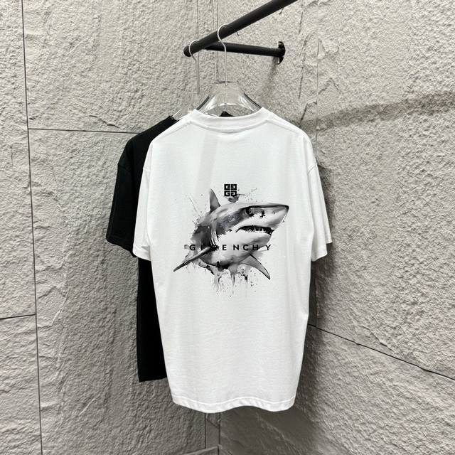 Gvc*纪梵*希2025春夏新款 经典图腾字母刺绣 后背鲨鱼印花 定制双纱平纹纯棉面料 短袖T恤 男女同款 尺码： S 90-130斤 M 120-150斤 L