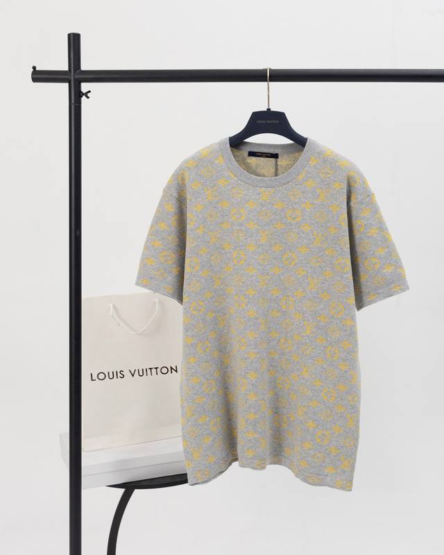 顶级版本.官网品质 Louis Vuitton*路易威登 Lv 25Ss新款金色老花提花毛织短袖T恤 本款圆领衫取材柔软棉布，可为夏日造型注入缤纷活力。全幅Mo