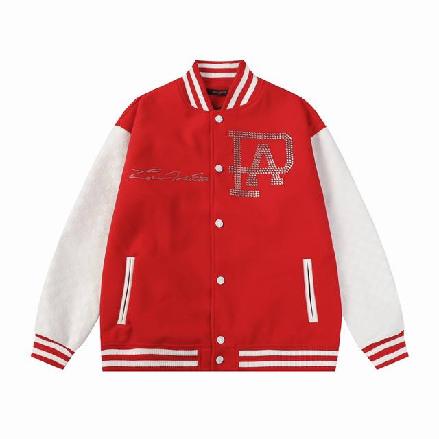 款号B168 Lv 经典烫砖炮珠工艺棒球服外套 ，白敬亭同款700G龙凤尼搭配荔枝纹棋盘格设计手袖， 一比一重工五金配件 M L Xl.Xxl 红