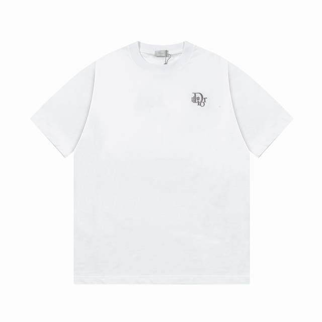 Dio*迪奥 25Ss春夏新款 前幅Logo刺绣工艺呈现设计 整体时尚而有潮流感 新面料 新版型 独家定织定染高克重紧密精梳棉面料 质感柔软舒适 Os落肩宽松版