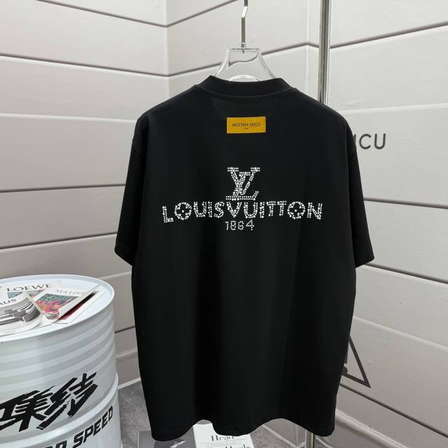 Lv 路易*2025春夏新款 经典大V字母立体烫钻珍珠工艺设计 定制双纱平纹纯棉面料 短袖T恤 男女同款 尺码： S 90- 斤 M - 斤 L -165斤 X