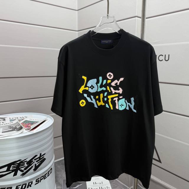 Lv 路易2025春夏新款 卡通涂鸦字母贴布刺绣工艺 短袖T恤 定制双纱平纹纯棉面料 男女同款 颜色：黑色 白色 尺码： S 90- 斤 M - 斤 L -16