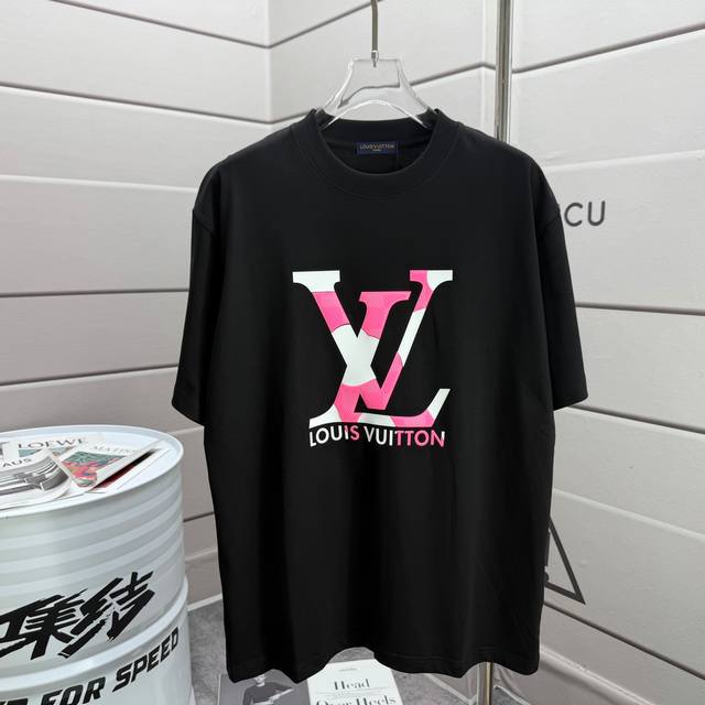 Lv 路易2025春夏新款 经典字母植皮印花 短袖T恤 定制双纱平纹纯棉面料 男女同款 颜色：黑色 白色 尺码： S 90-130斤 M 120-150斤 L