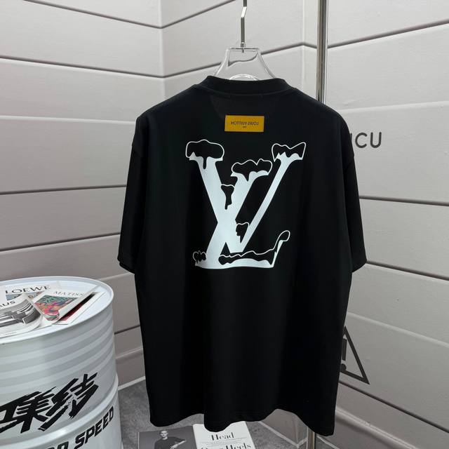 Lv 路易2025春夏新款 胸前经典字母刺绣 后背大V字母印花 短袖T恤 定制双纱平纹纯棉面料 男女同款 颜色：黑色 白色 尺码： S 90-130斤 M 12