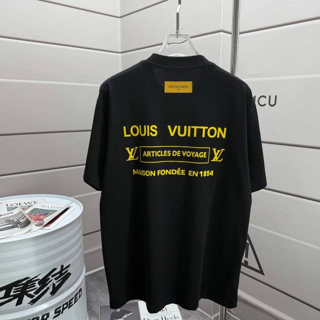 Lv 路易*2025春夏新款 经典大V字母立体植绒工艺设计 定制双纱平纹纯棉面料 短袖T恤 男女同款 尺码： S 90-130斤 M 120-150斤 L 14