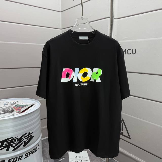 Dio* 迪奥 2025春夏新款 经典Cd字母植皮+绒工艺 黑白色简约大方 定制双纱平纹纯棉面料 短袖T恤 男女同款 颜色：黑色 白色 尺码： S 90-130