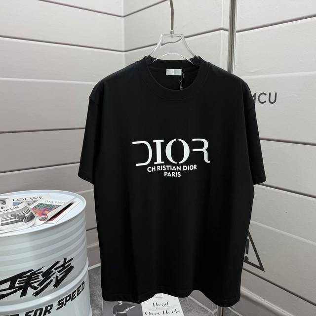 Dio* 迪奥 2025春夏新款 经典字母厚板立体硅胶工艺 简约大方 定制双纱平纹纯棉面料 短袖T恤 男女同款 颜色：黑色 白色 尺码： S 90-130斤 M