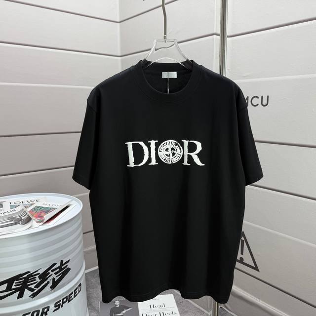 Dio* 迪奥*2025春夏新款 经典简约黑白字母 立体发泡工艺 定制双纱平纹纯棉面料 短袖T恤 男女同款 颜色：黑色 白色 尺码： S 90-130斤 M 1