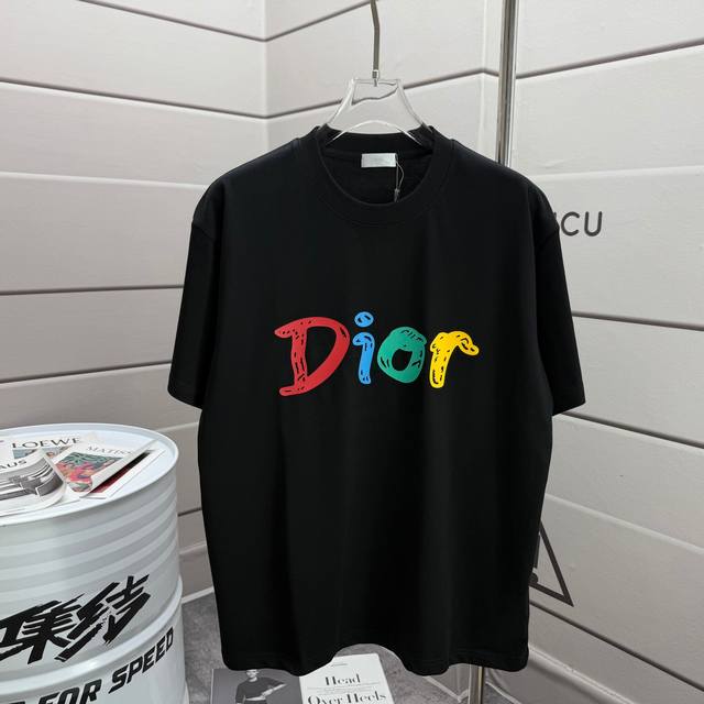 Dio* 迪奥 2025春夏新款 经典彩色字母厚板立体硅胶工艺 简约大方 定制双纱平纹纯棉面料 短袖T恤 男女同款 颜色：黑色 白色 尺码： S 90-130斤