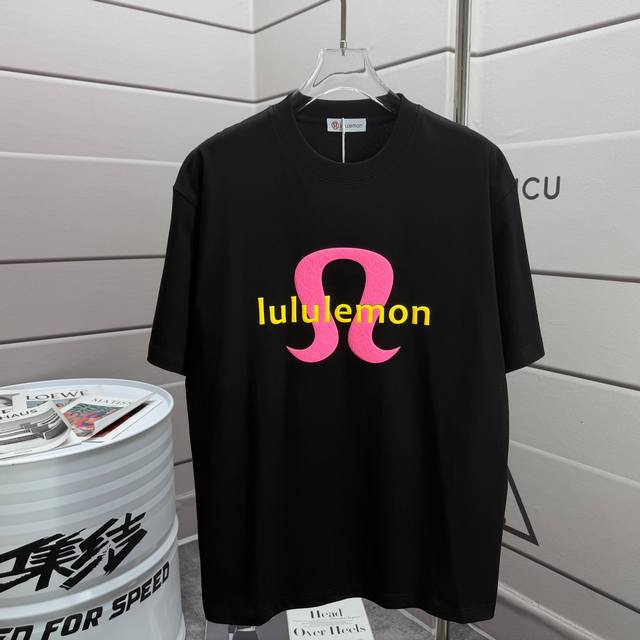 Lulu*Lemon*露露 2025春夏新款短袖T恤 前后经典字母 立体植皮工艺 定制双纱平纹纯棉面料 男女同款 颜色：黑色 白色 尺码： S 90-130斤