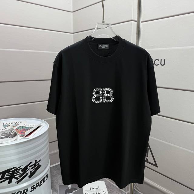 Balenci*Ga 巴黎2025春夏新款短袖T恤衫 经典双B立体烫钻珍珠工艺 定制双纱平纹纯棉面料 短袖T恤 男女同款 颜色：黑色 白色 尺码： S 90-1