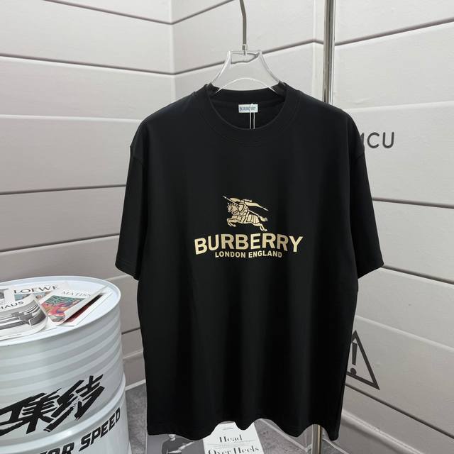 Bbr 巴宝*莉 2025春夏款 经典简约战马字母立体厚板硅胶 个性Logo 定制双纱平纹纯棉面料 短袖T恤 男女同款 颜色：黑色 白色 尺码： S 90-13