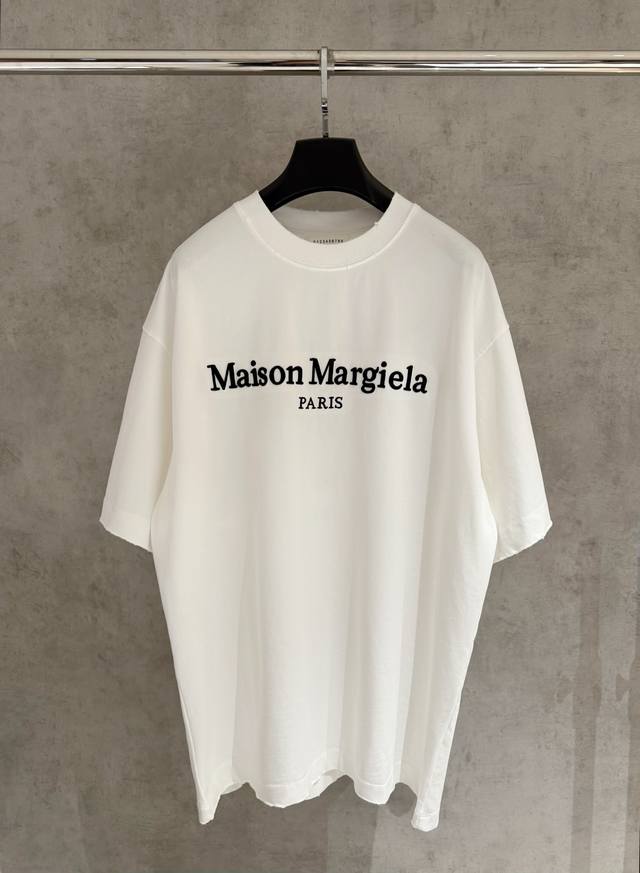 严控品质 马吉拉新款Maison Margiela Mm⑥T恤 重磅300克双纱面料 前幅采用高密立体绣 后幅采用双股毛线绣 整衣洗水两遍 四边磨破挑破 重磅面
