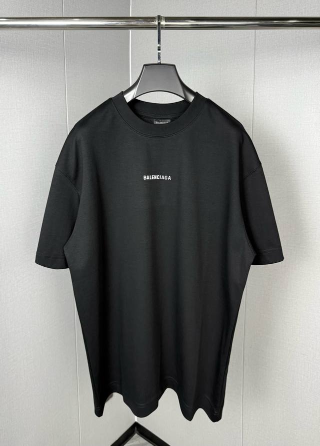 Balenciaga巴黎世家标识反光短袖 定制长绒棉 手感柔软 舒适贴肤 以高级灰为主色调 是时光淬炼的优雅 前后饰以Balenciaga 标识字母点缀 增添品