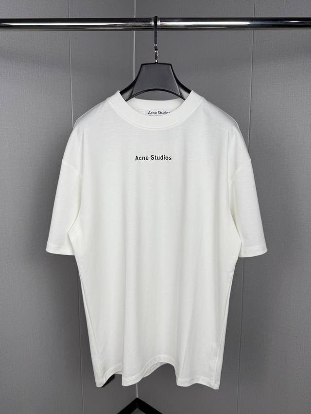 Acne Studios男女同款休闲圆领短袖T恤 复古徽标1996 此款T恤饰有 “Acne Studios1996”徽标，版型休闲，领口、袖口和下摆饰 Os